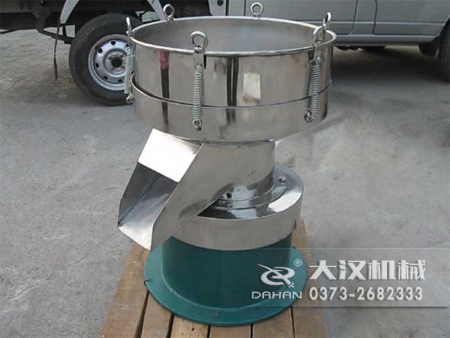 涂料振動篩由：框體，振動斗，出料口，振動電機(jī)底座等部件組成