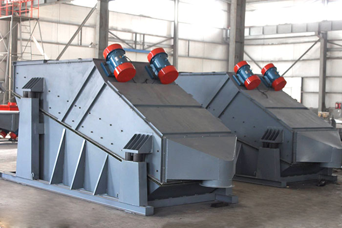 ZSG礦用振動(dòng)篩采用雙電機(jī)振動(dòng)，電機(jī)位置安裝在頂部，便于更好的傳遞振動(dòng)力。